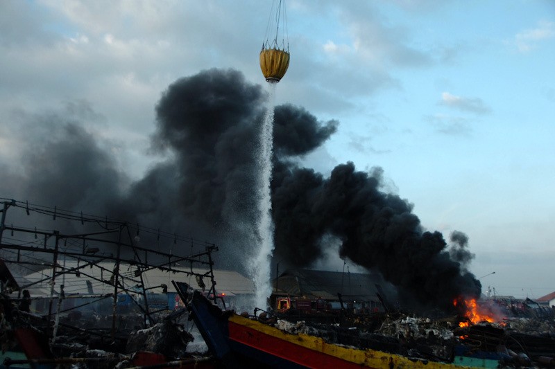 Helikopter Water Bombing Bantu Padamkan Kebakaran Kapal Nelayan  - Bagian 1