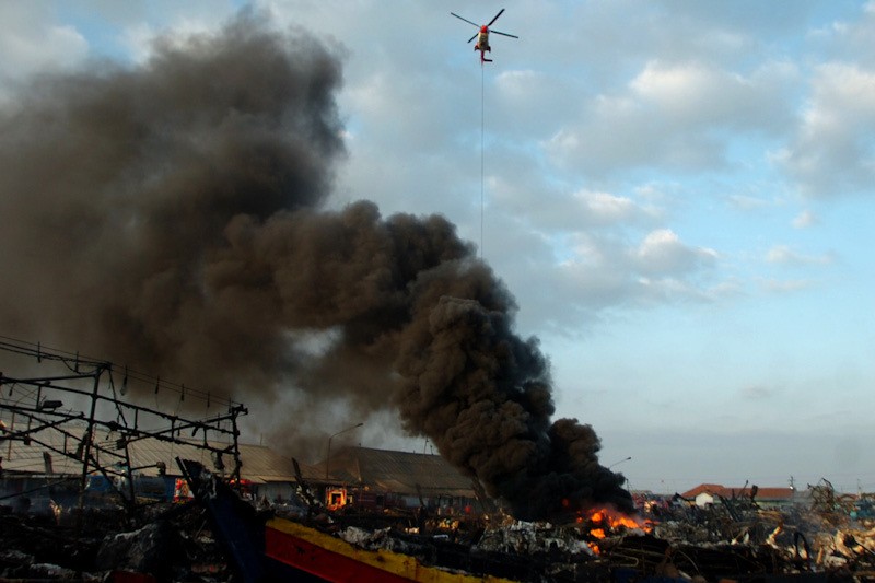 Helikopter Water Bombing Bantu Padamkan Kebakaran Kapal Nelayan  - Bagian 2