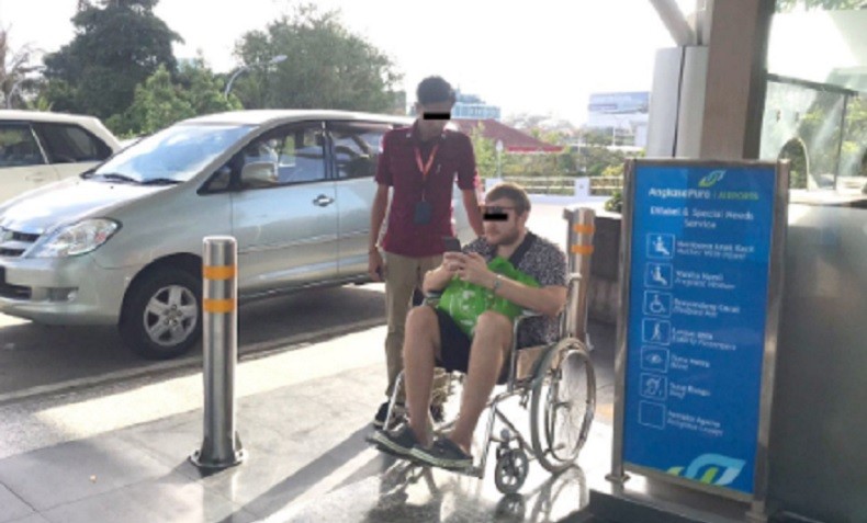 Pakai Kursi Roda, Bule Rusia Tabrak WNA Amerika di Bali Dideportasi