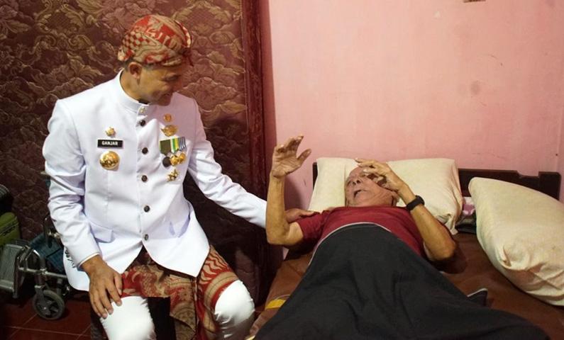 Momen Haru Ganjar Temui Veteran AL yang Terbaring Stroke di Rumah Penuh Retakan