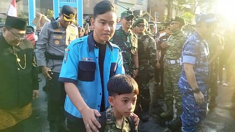 Gibran Pakai Kostum Petugas Parkir Ikuti Pawai Pembangunan Kota Solo 2023