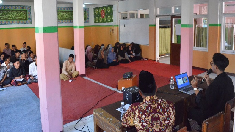 title Sambut Indonesia Emas, Relawan Ganjar Latih Santri di Sumedang Keterampilan Digital Marketing Sambut Indonesia Emas, Relawan Ganjar Latih Santri di Sumedang Keterampilan Digital Marketing