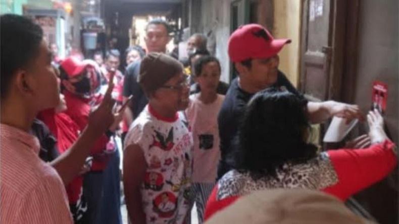 Gibran Blusukan Pasang Stiker di Joyosuran, Ajak Warga Dukung Ganjar Pranowo