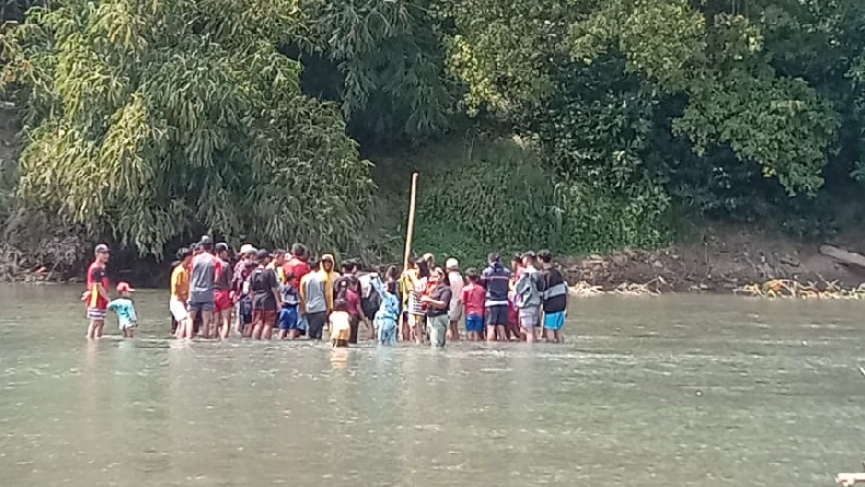 Viral Jasad Pria Tersangkut Batang Kayu di Sungai Cibuni Sukabumi