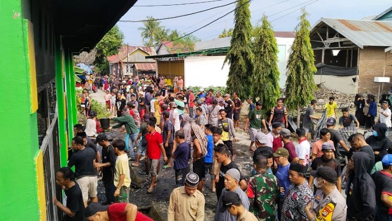 title Kebakaran Rumah di Majene, Warga Estafet Ambil Air di Laut untuk Padamkan Api Kebakaran Rumah di Majene, Warga Estafet Ambil Air di Laut untuk Padamkan Api