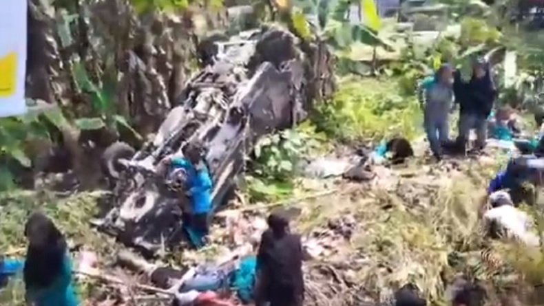title Mobil Bawa Rombongan Siswa Berwisata Terbalik di Bone, Puluhan Orang Dilarikan ke RS 2 Tewas Mobil Bawa Rombongan Siswa Berwisata Terbalik di Bone, Puluhan Orang Dilarikan ke RS 2 Tewas