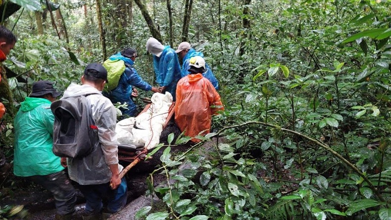 Cedera Kaki, Pendaki Gunung Kerinci asal Jakarta Dievakuasi Petugas SAR Gabungan