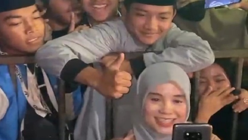 Istri Ganjar Pranowo, Siti Atikoh Diburu Santri untuk Foto Bareng saat Kunjungi Brebes