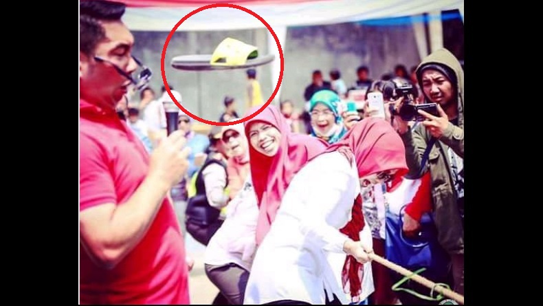 title Viral Video Ridwan Kamil Kena Timpuk Sandal Warga saat Lomba Tarik Tambang Viral Video Ridwan Kamil Kena Timpuk Sandal Warga saat Lomba Tarik Tambang