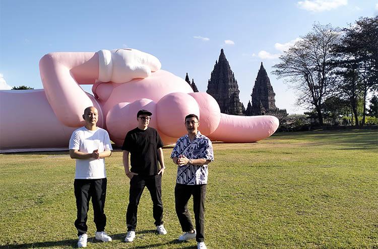 Wow, Ada Artproject KAWS Rebahan Raksasa di Candi Prambanan