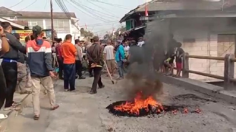 Protes Jalan Rusak, Ratusan Warga Citatih Sukabumi Blokade Jembatan,  Lalu Lintas Lumpuh