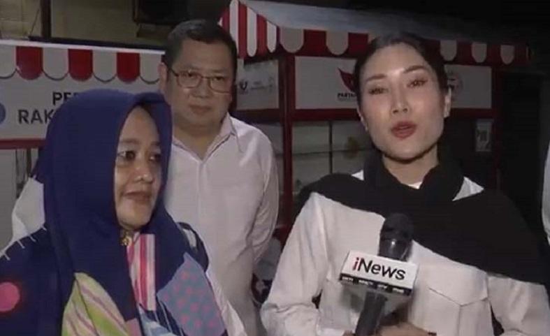 Angela Tanoesoedibjo Serahkan Bantuan Gerobak untuk Pelaku UMKM Sidoarjo