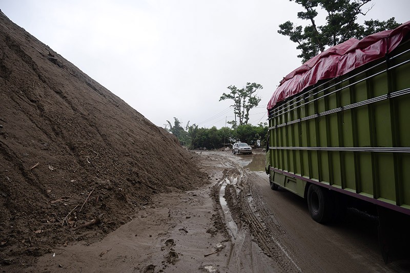 Donggala Hujan Deras, Jalan Trans Sulawesi Longsor  - Bagian 2
