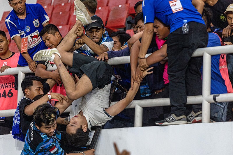 Ricuh Suporter PSIS Semarang dan Persib Bandung - Bagian 1