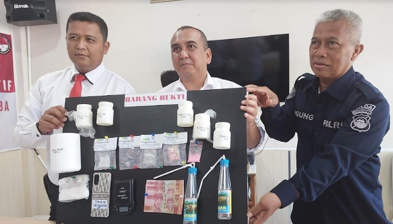 Polda Bengkulu Gerebek Industri Rumahan Pil Ekstasi, Bahan Baku Dipesan Online