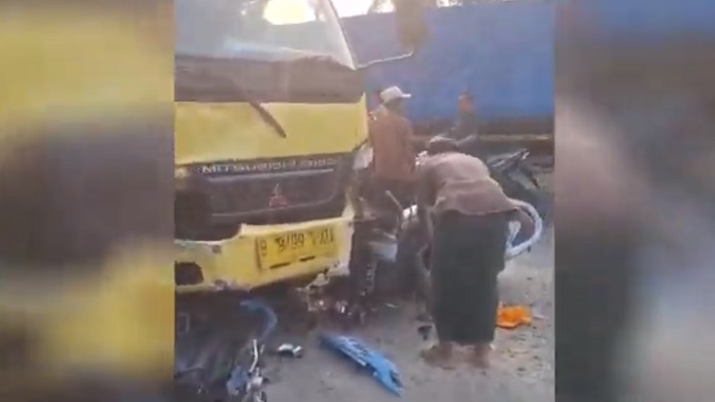Truk Boks Tabrak 4 Motor di Jalan Raya Narogong, 1 Orang Tewas