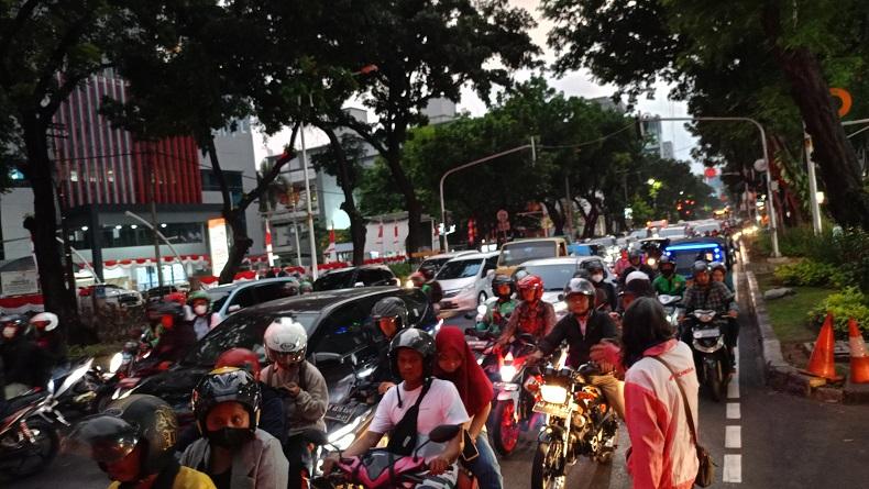 Hari Pertama ASN DKI WFH, Lalu Lintas Jam Pulang Kantor Padat