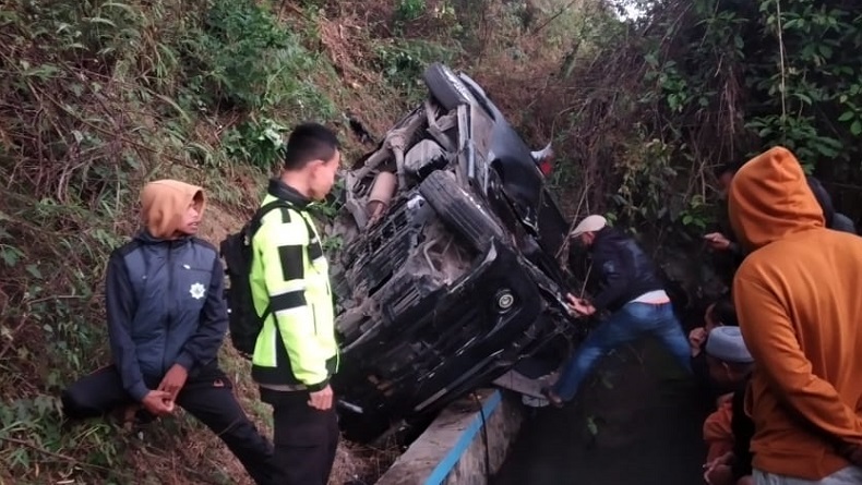 Kecelakaan di Garut, Luxio Sarat Penumpang Masuk Jurang, 7 Orang Luka-luka