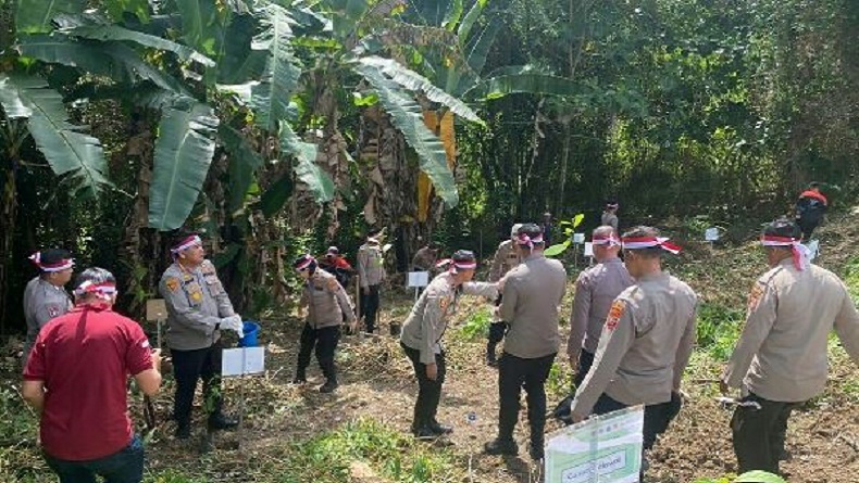 Peduli Lingkungan, Polda Sulut Tanam Pohon di Hutan Raya Gunung Tumpa Manado