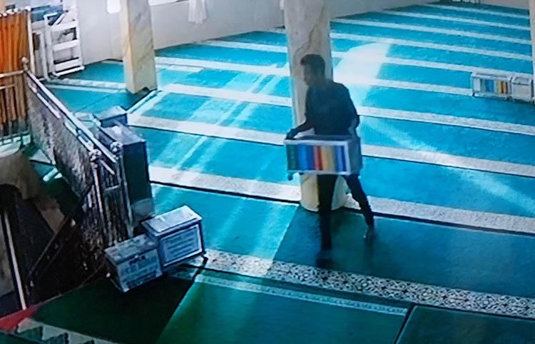 Bukittinggi Heboh, Aksi Pencurian Uang Infak di Masjid Terekam CCTV