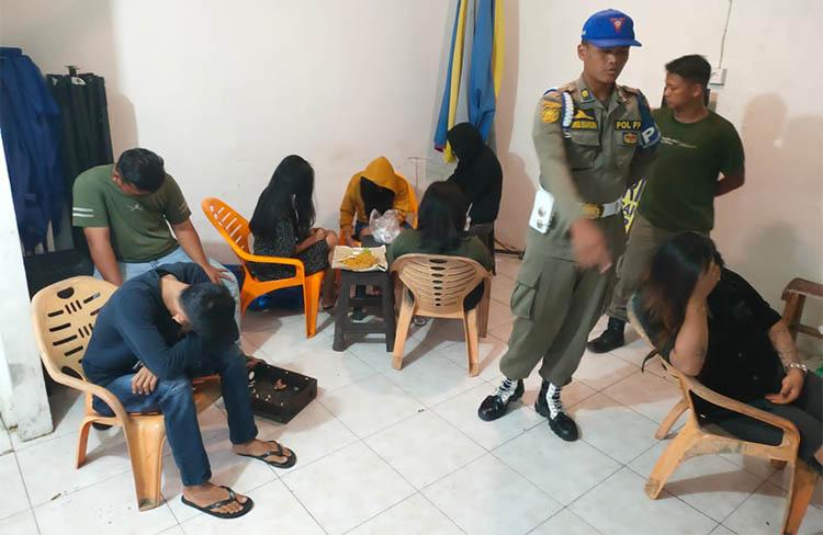 Satpol PP Padang Tangkap 10 Orang yang Diduga Mesum di Penginapan