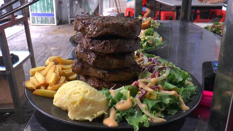 Nikmatnya Steak Tumpuk Seberat 1 Kg di Warung Pinggir Jalan, Empuk dan Minim Serat