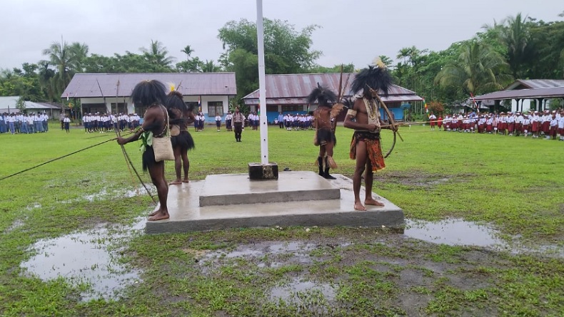 Momen Berbeda Upacara Kemerdekaan RI di Waropen Papua, Dijaga Warga Bersenjata Panah