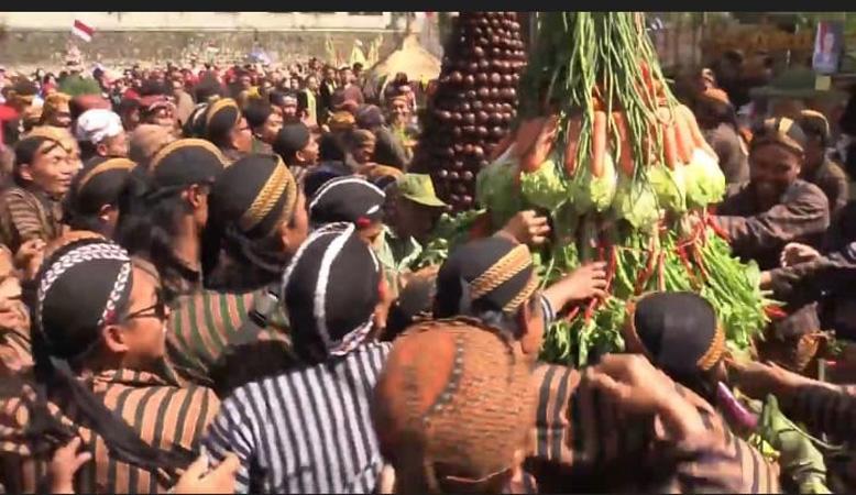  Ngalap Berkah, Ribuan Warga Banjarnegara Berebut Gunungan Salak dan Hasil Bumi