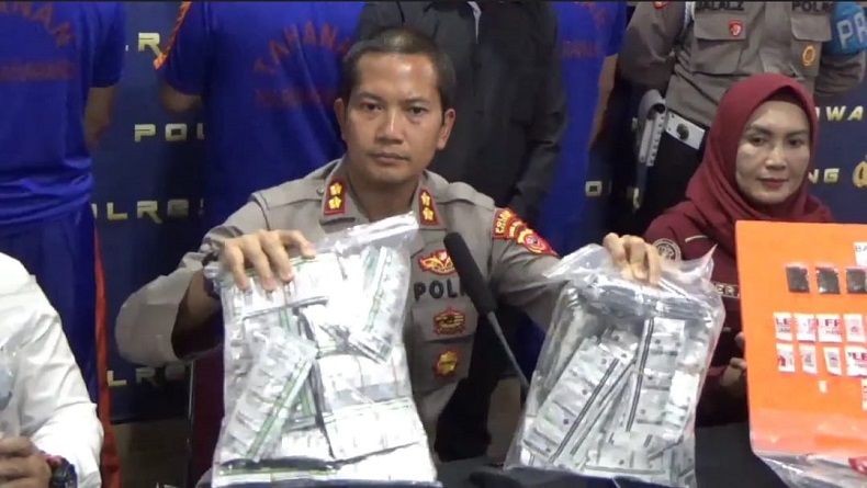 Edarkan Obat Terlarang Modus Toko Kelontong, 2 Pria Ditangkap Polisi di Karawang
