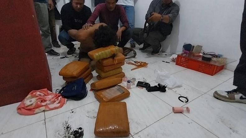 Prajurit TNI Tangkap 2 Pengedar Narkoba di Bukittinggi, Amankan 11 Paket Ganja