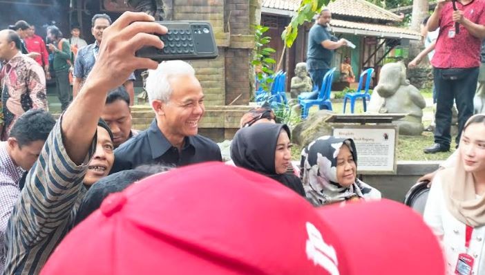 Hadiri Peresmian Patung Bung Karno, Ganjar Sabar Layani Swafoto Emak-Emak