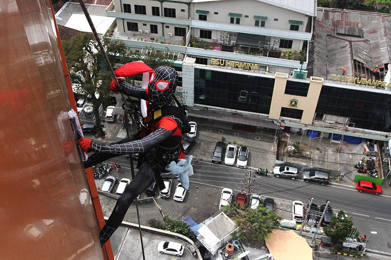 Aksi Spiderman Bersihkan Kaca Gedung di Kota Malang - Bagian 2