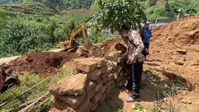 title Temuan Tumpukan Batu Candi di Dusun Bitingan, Arkeolog: Perkiraan Abad 8 Masehi Temuan Tumpukan Batu Candi di Dusun Bitingan, Arkeolog: Perkiraan Abad 8 Masehi