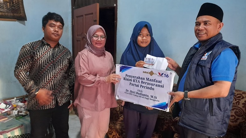 Jubir DPP Partai Perindo Serahkan Klaim KTA Asuransi kepada Warga Rawa Makmur Bengkulu