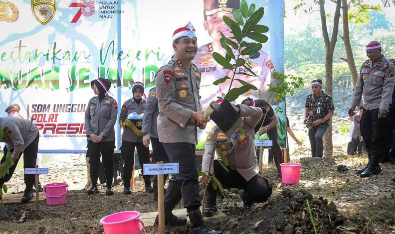 title Kekeringan Landa Semarang, Kapolda Jateng Pimpin Penanaman Ribuan Pohon di Waduk Jatibarang Kekeringan Landa Semarang, Kapolda Jateng Pimpin Penanaman Ribuan Pohon di Waduk Jatibarang