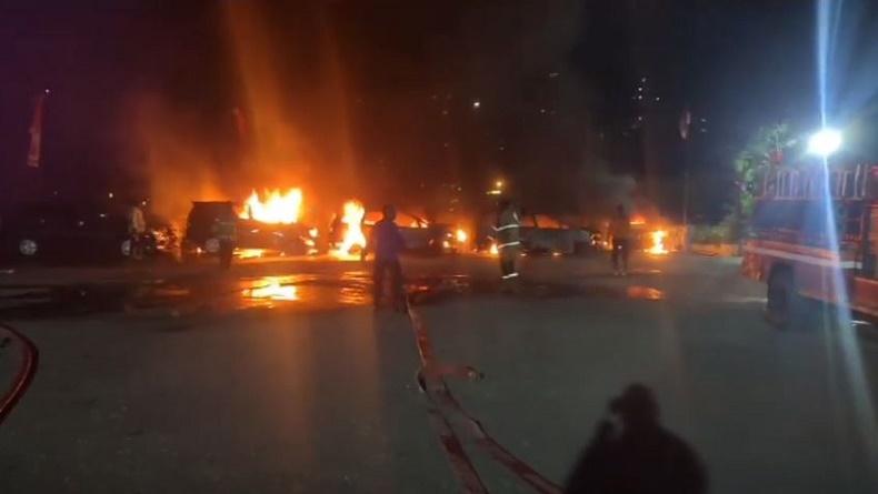 12 Mobil Terbakar di Parkiran Belakang DPR Papua, Sumber Api Masih Diselidiki