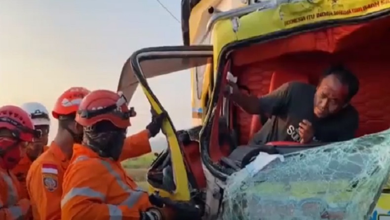 Kecelakaan Hari Ini di Kulonprogo, 2 Truk Adu Banteng, Evakuasi Sopir Terjepit Dramatis