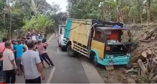 Kecelakaan Truk Kayu Terguling di Jombang, 1 Tewas 2 Luka-Luka