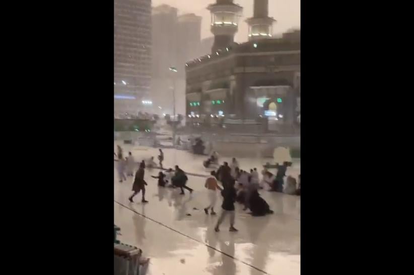 Foto-Foto Masjidil Haram Dilanda Badai, Jemaah Akan Ibadah Tertiup Angin Kencang - Bagian 2