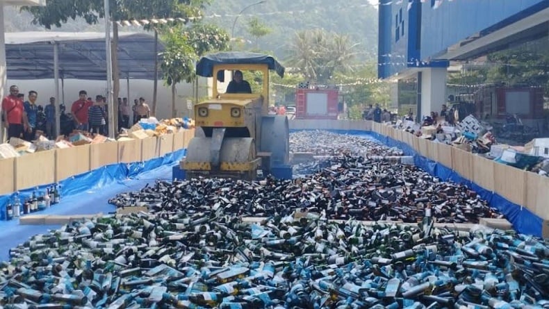 Bea Cukai Bandarlampung Musnahkan Ribuan Botol Miras Ilegal, Nilainya Capai Miliaran