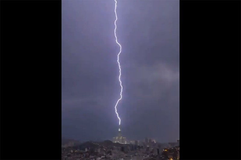 Merinding, Menara Zamzam Masjidil Haram Disambar Petir Bertubi-tubi - Bagian 3