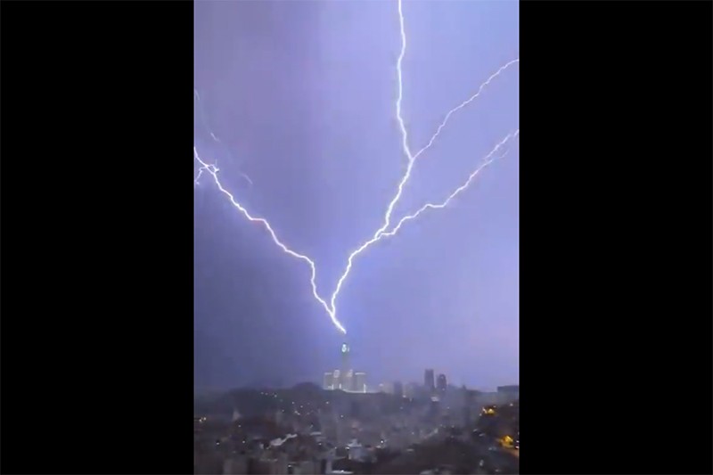 Merinding, Menara Zamzam Masjidil Haram Disambar Petir Bertubi-tubi - Bagian 1