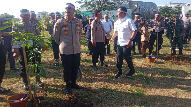 Polri Peduli Lingkungan, Polrestabes Bandung Tanam 1.500 Pohon di Sport Center Jabar Arcamanik