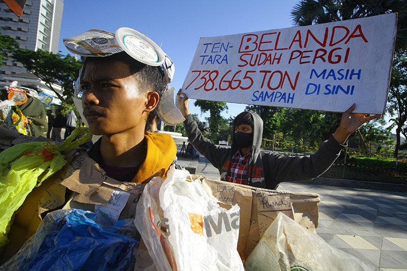 Aksi Aktivis Lingkungan Tuntut Penuntasan Masalah Sampah Impor di Jawa Timur - Bagian 1