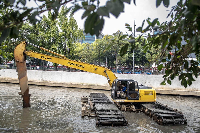 Pengerukan Tanah dan Lumpur Sungai Ciliwung Kecil - Bagian 2