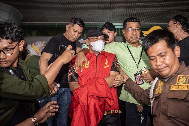 Tampang Ketua Harian KONI Sumsel Tutupi Tangan Diborgol dengan Rompi Tahanan Kejaksaan - Bagian 1