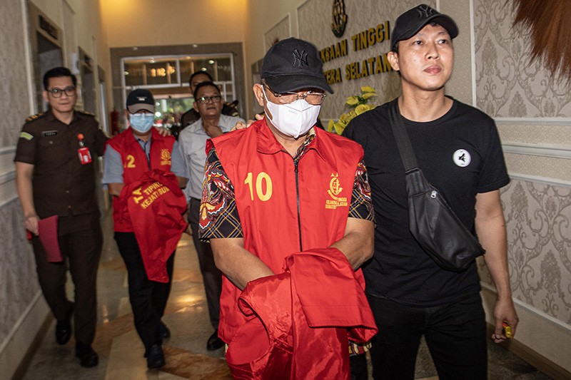 Tampang Ketua Harian KONI Sumsel Tutupi Tangan Diborgol dengan Rompi Tahanan Kejaksaan - Bagian 2