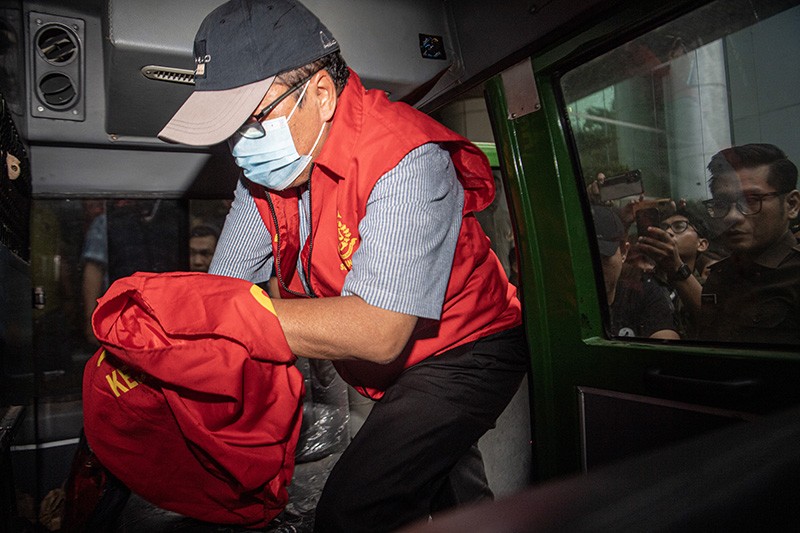 Tampang Ketua Harian KONI Sumsel Tutupi Tangan Diborgol dengan Rompi Tahanan Kejaksaan - Bagian 3