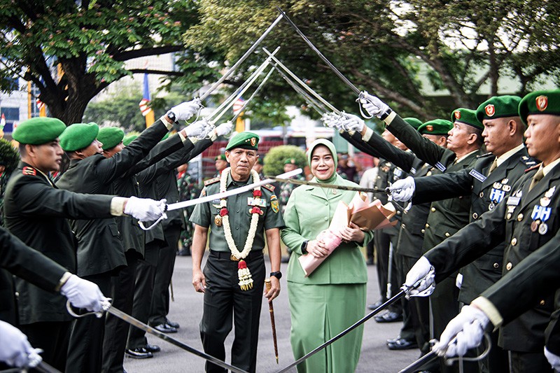 Tradisi Pedang Pora Sambut Mayjen Yanuar Adil Pimpin Kodam Ii Sriwijaya 