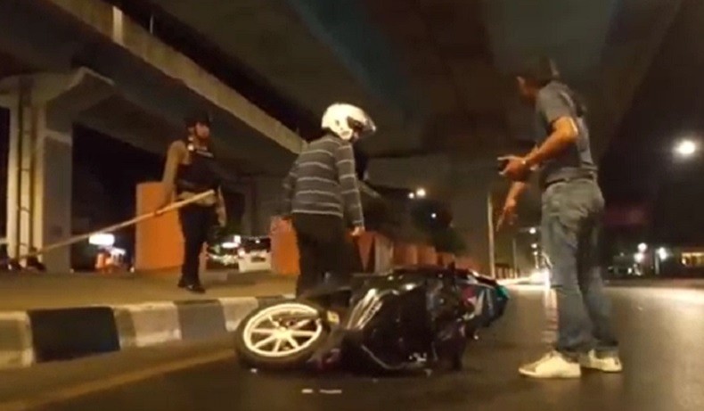 Polisi Tembak Gas Air Mata Bubarkan Balap Motor Liar di Makassar 